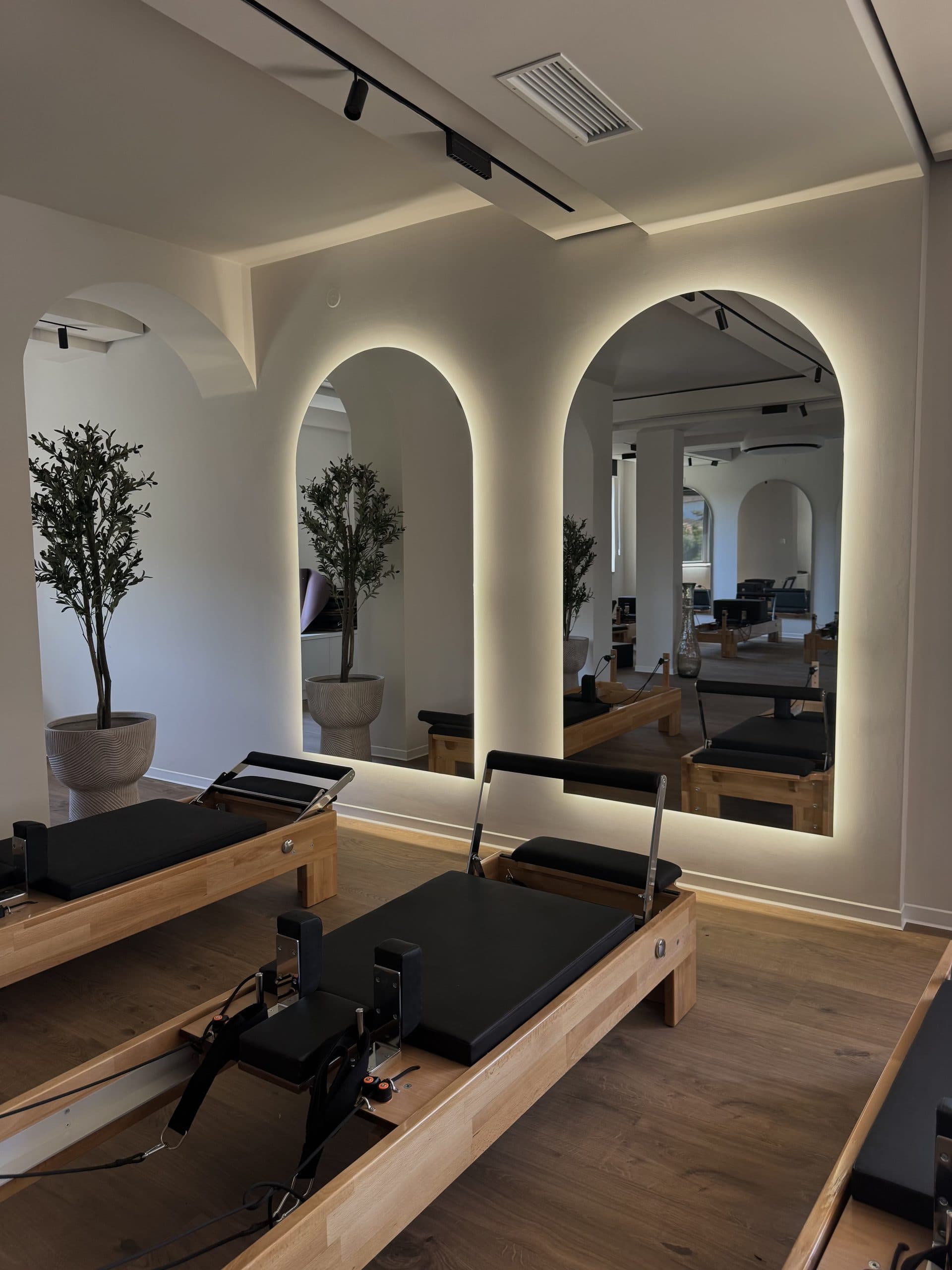 Reformee Pilates studio — lučna ogledala i reformeri